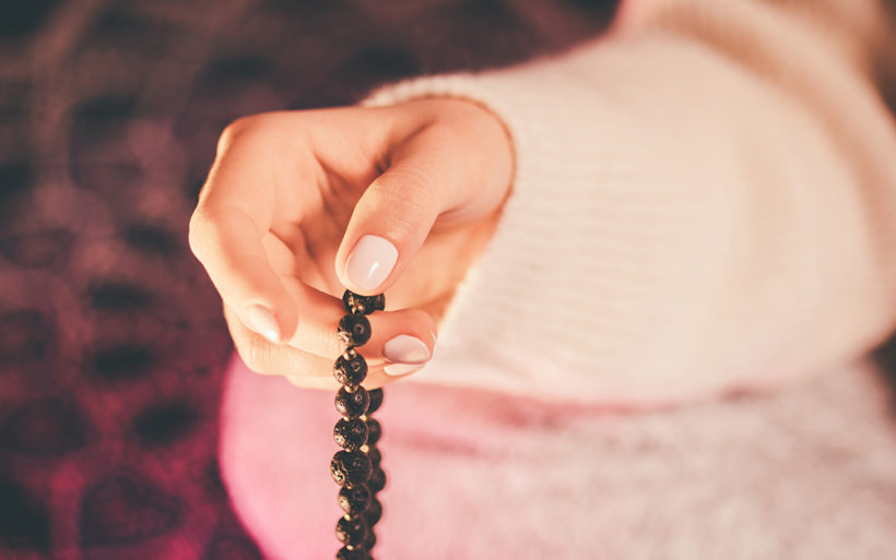 https://awakeandmindful.com/wp-content/uploads/2018/03/meditate-with-mala-beads-japa-820x513.jpg